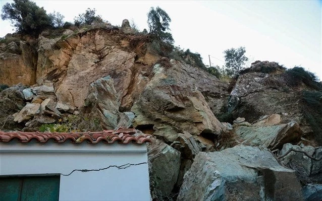 Λέσβος: Οι βροχές έφεραν κατολισθήσεις στο Πλωμάρι – Δείτε το βίντεο